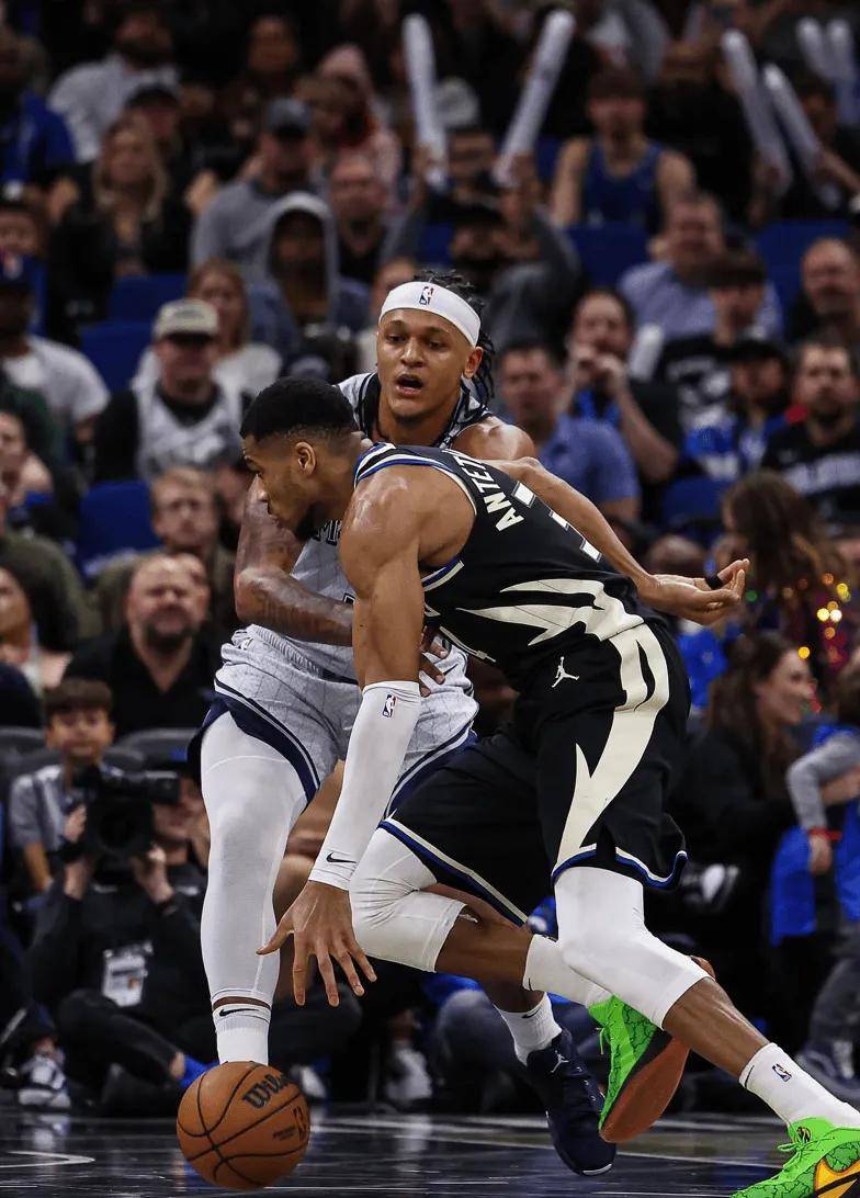  比赛局势复杂首场状态出色，中国队观众沸腾！，字母哥重返赛场热度持续攀升